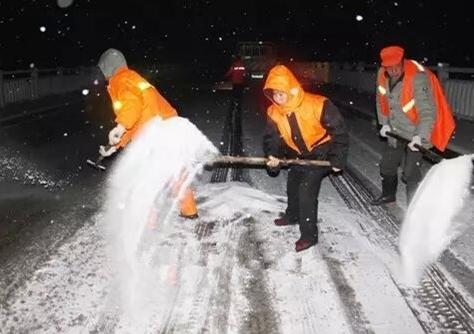 雨雪天气公路清融雪忙